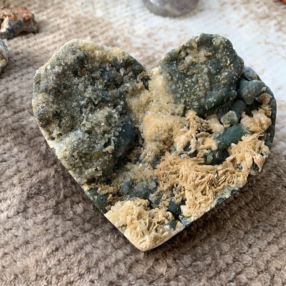 New raw amethyst flower heart